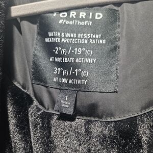 TORRID LONG BLACK PUFFER COAT WITH DETACHABLE FUR.  SIZE 1 (2X)